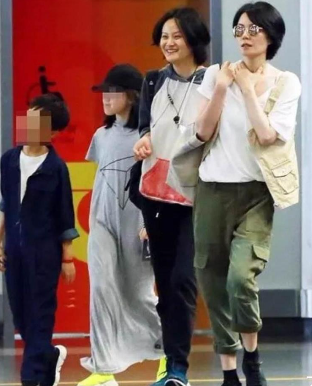 穿衣搭配|王菲真没明星架子，短发配白T简约又清爽，素颜状态完全不像51岁