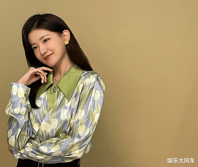 董明珠|22岁董明珠秘书火了！校服旧照被扒，网友直言神似“奶茶妹妹”