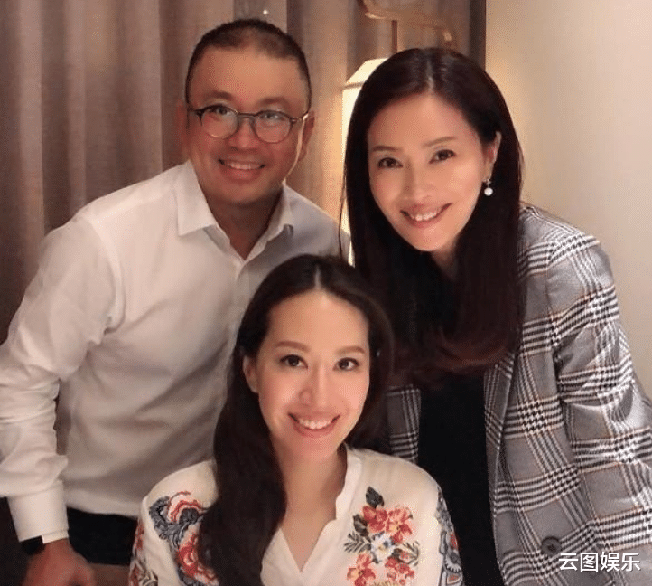 TVB|TVB老板娘罕露面,戴大钻戒尽显贵气,选美出身47岁二婚嫁豪门