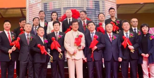 成龙|吴亦凡倒下港圈大哥崩盘，为何娱乐圈每次地震，背后总有个成龙？