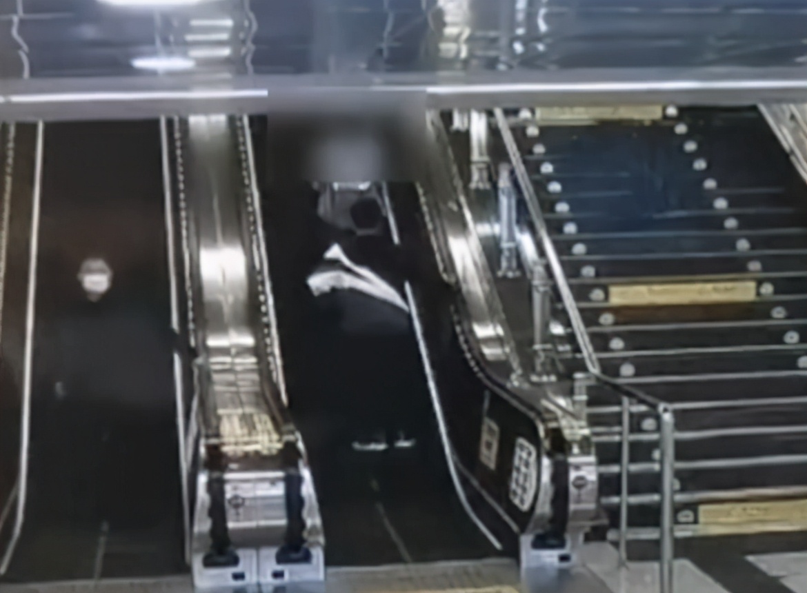 社会侦探员 山东一男子在地铁扶梯吻女子大腿，监控记录下全过程，已被刑拘10日