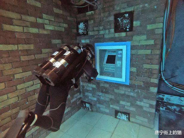 汽车|世界上最深的泳池，隐藏着一座水下城市，有楼梯公寓和废弃的汽车