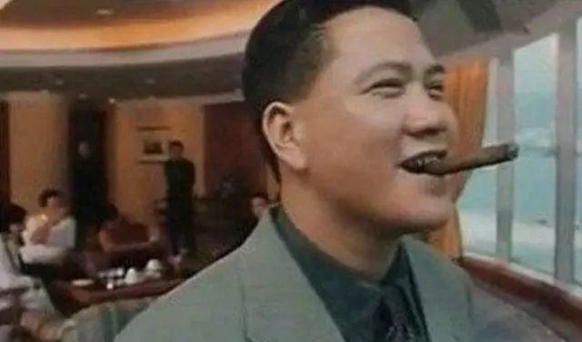 李兰迪|64岁万梓良不甘被埋没？直播官宣当导演拍电影，穿着更显“浮夸”