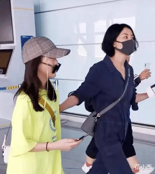 王菲|王菲带二女儿李嫣走机场,又现简约穿搭,李嫣比妈妈更“佛系”