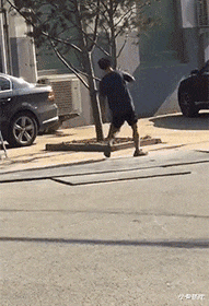 |搞笑GIF：100万一次，100万两次，好的后面大哥出500万，成交咣当...