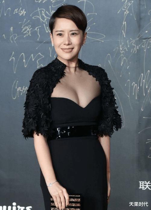 天果时代|海清穿透视装颠覆形象，“国民媳妇”也很有料，微胖曲线也很迷人