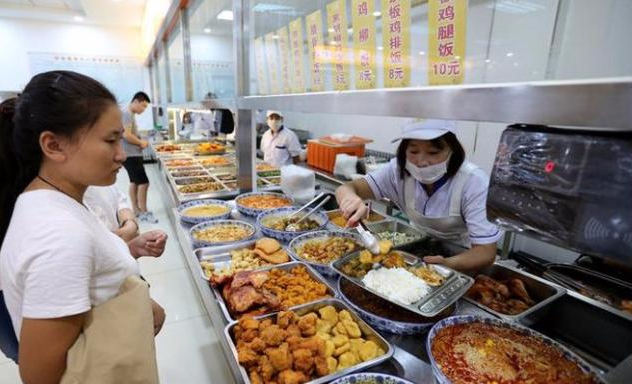 考研|大学生吃饭有高招，为防止食堂阿姨手抖，特意“化妆打扮”引追捧