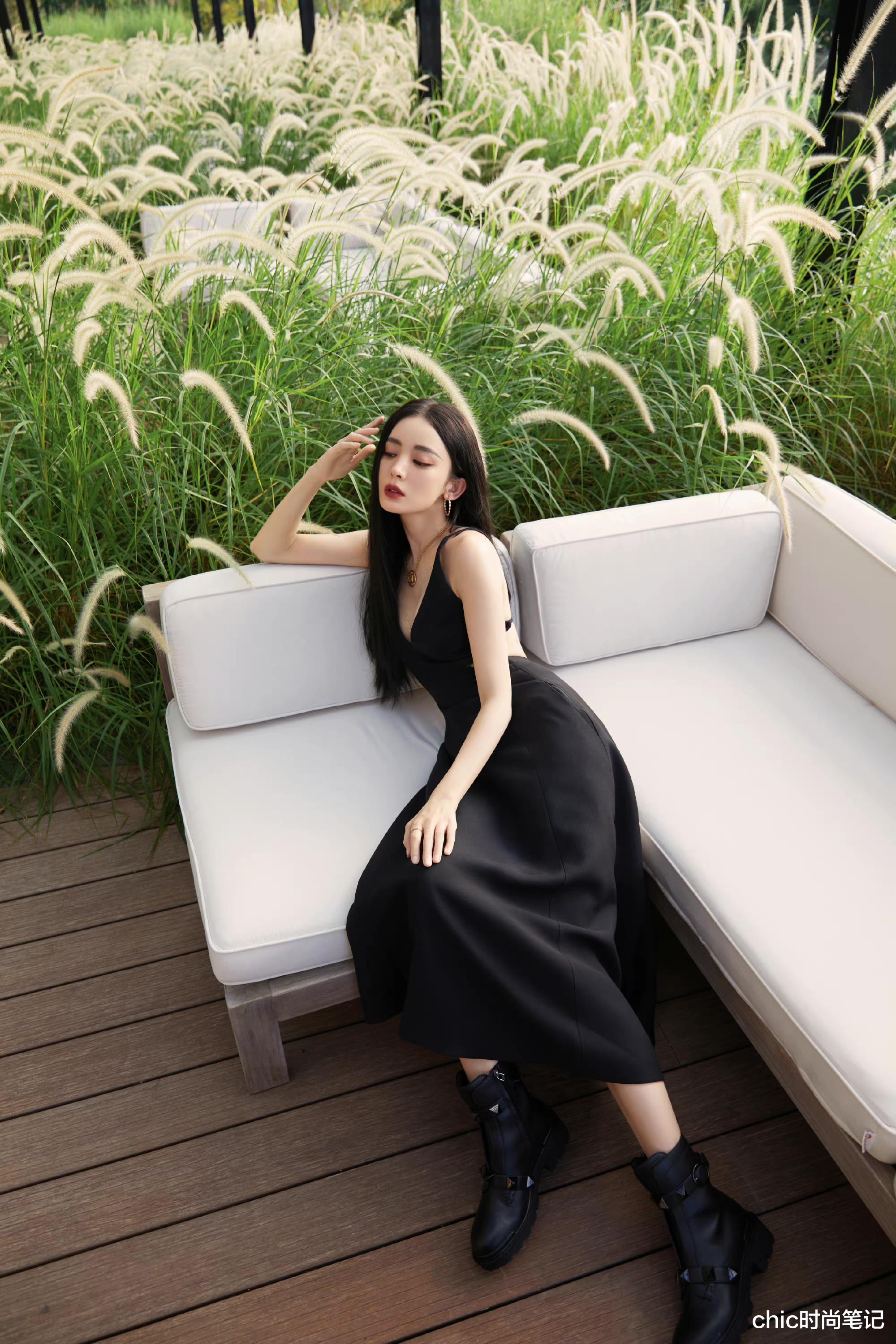 chic时尚笔记 娜扎一身凌厉美艳的黑裙, 可是看到鞋子却不淡定了, 明明很搭呀