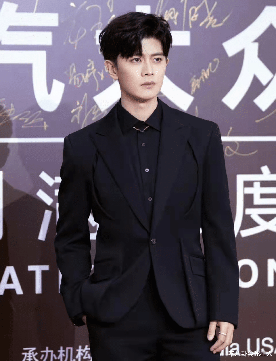 朱珠|?最新红毯来袭！朱珠性感露背，袁姗姗深v礼服，任嘉伦绅士风