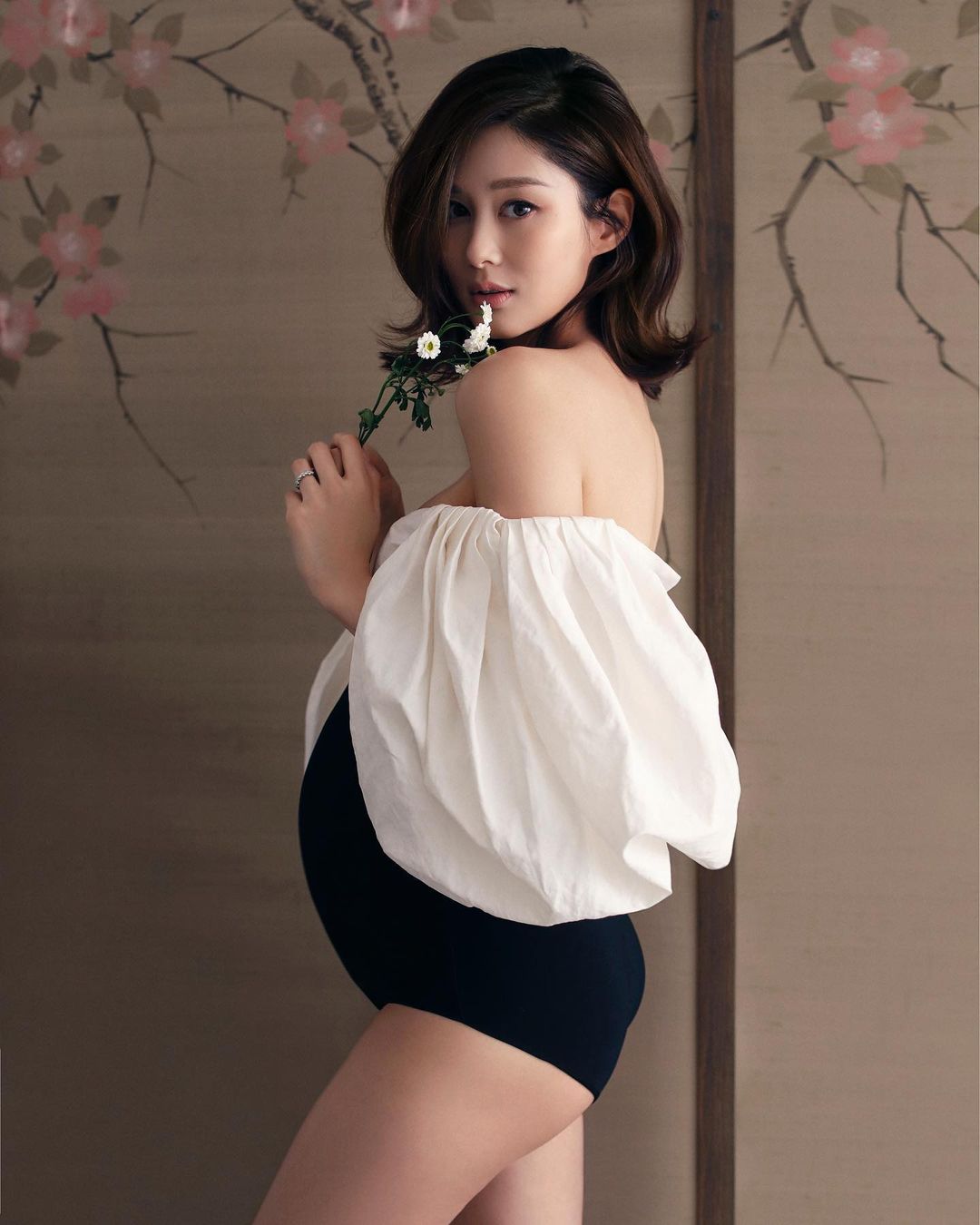 二胎|岑丽香二胎出生了！晒喂奶照片超有爱