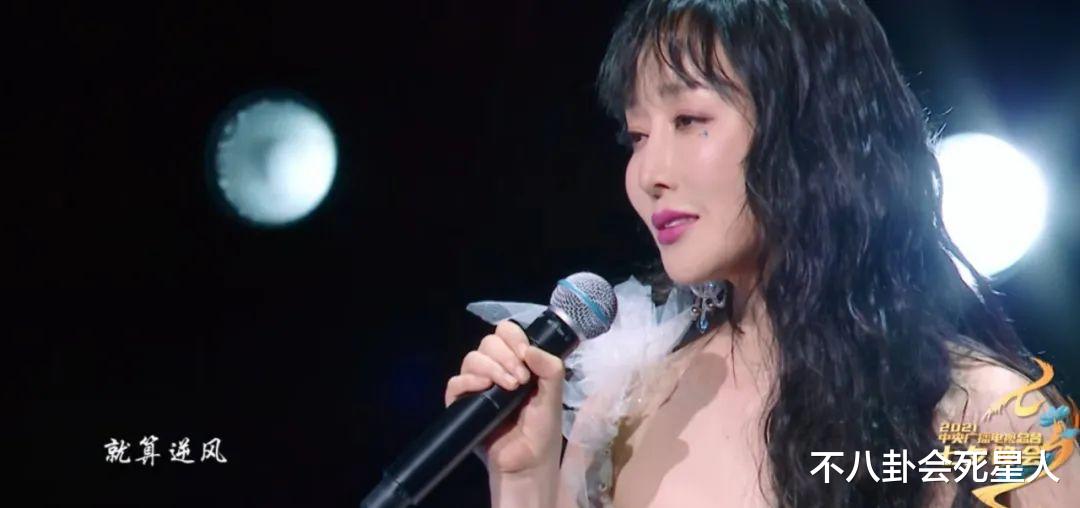 央视|央视七夕晚会女星比美：杨千嬅萨顶顶粉面桃花，王冰冰全场最仙