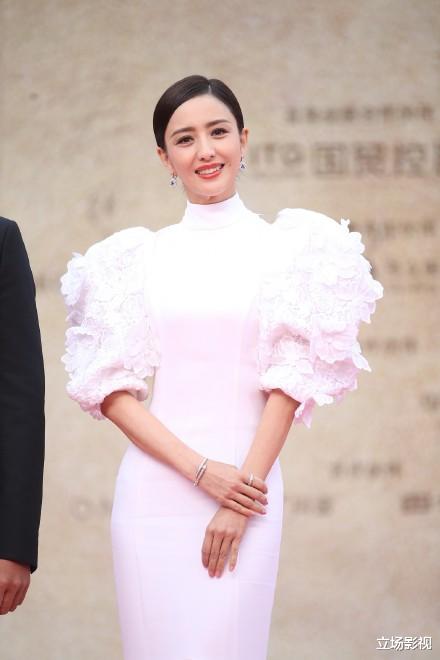 张译|34届金鸡红毯，张译紧张到搓衣角，青年演员蹲下为陈道明“让镜”