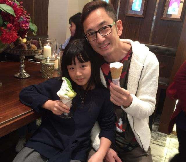 吴启华|吴启华：年轻时风流无数，现与前妻处成亲人，让女儿不缺爱