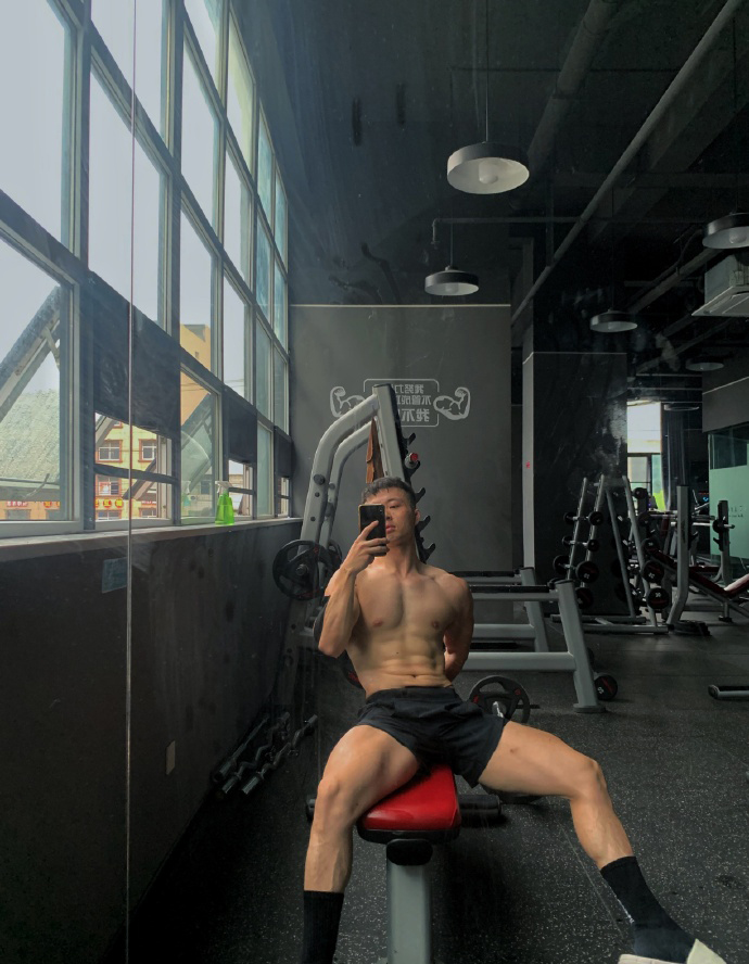 健身圈一哥|32岁的武汉大男孩，用挥汗如雨的训练，雕刻出令人生羡的人鱼线！