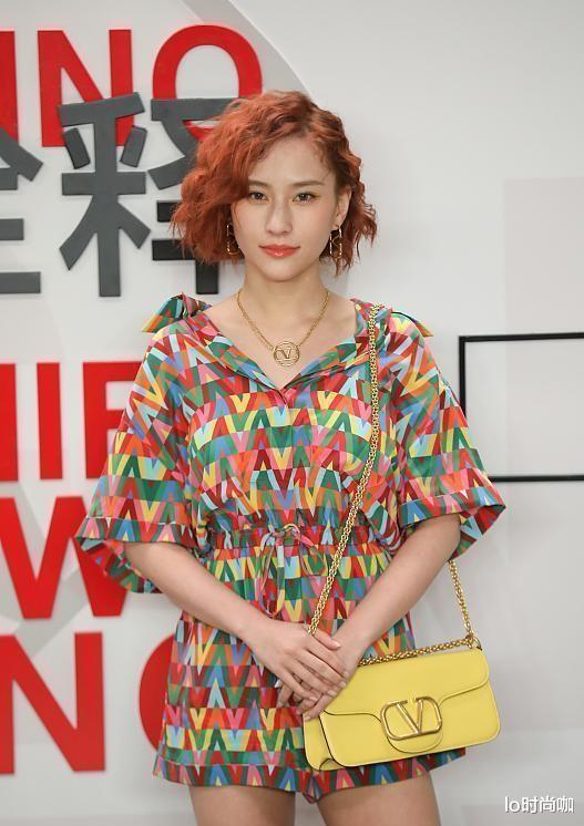 lo时尚咖 谈恋爱的女人就是不一样，“赌王千金”新发型看着挺减龄，有点萌
