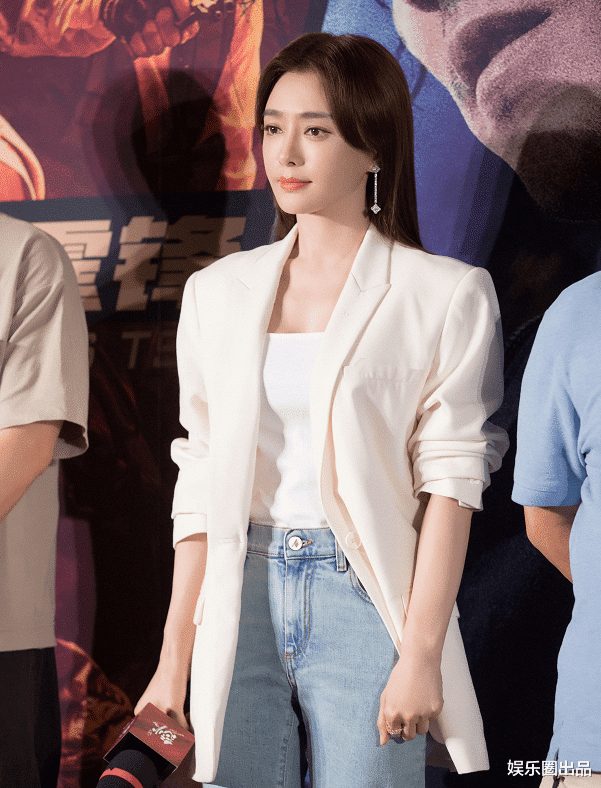 秦岚|秦岚最新工作照曝光,坐在窗户边看书,画面唯美氛围感十足