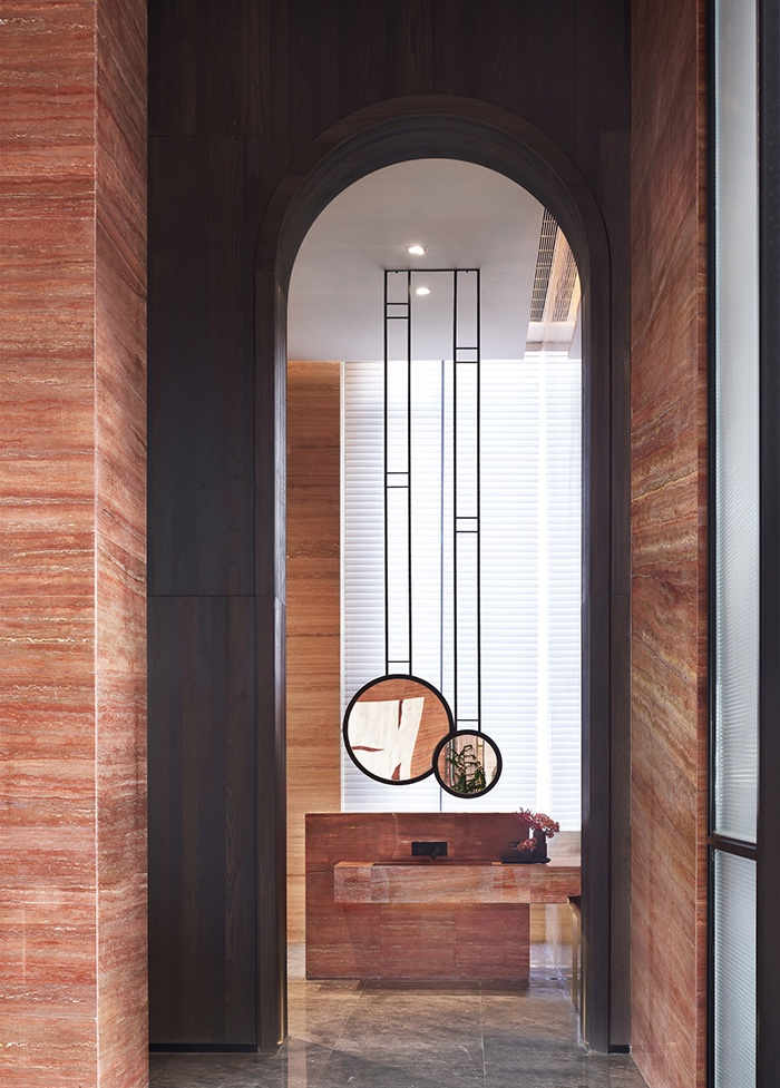 小美涵Emily|浓丽而风雅的枫红、粗粝质感的灰调,演绎当代超逸与东方情怀