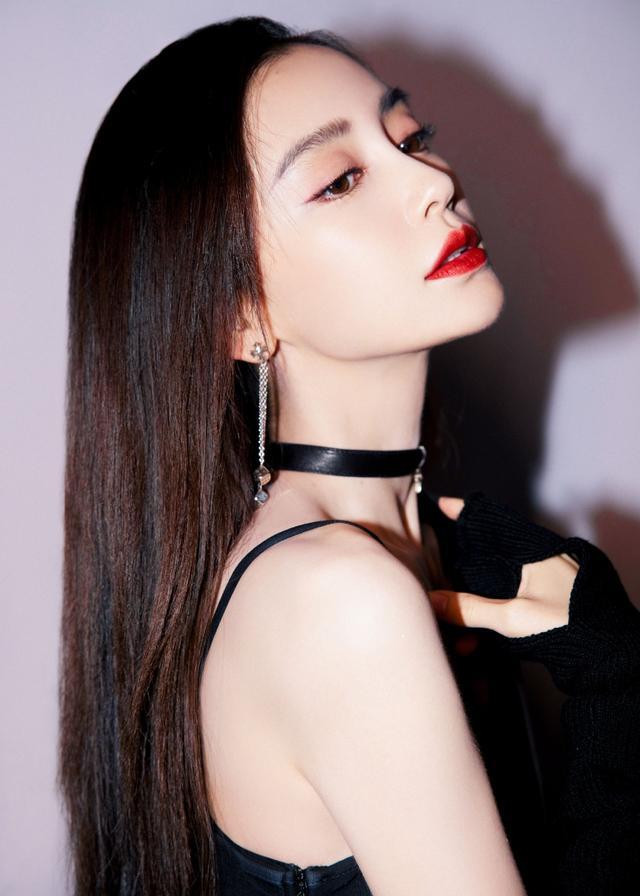 旗袍公馆|杨颖和00后杠上了,穿吊带裙扮女团又甜又辣,但平板身材有点吃亏