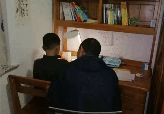 西红柿妈妈|宝爸陪孩子写作业差点把娃打聋：不吼不叫这样陪娃才是正确的方式