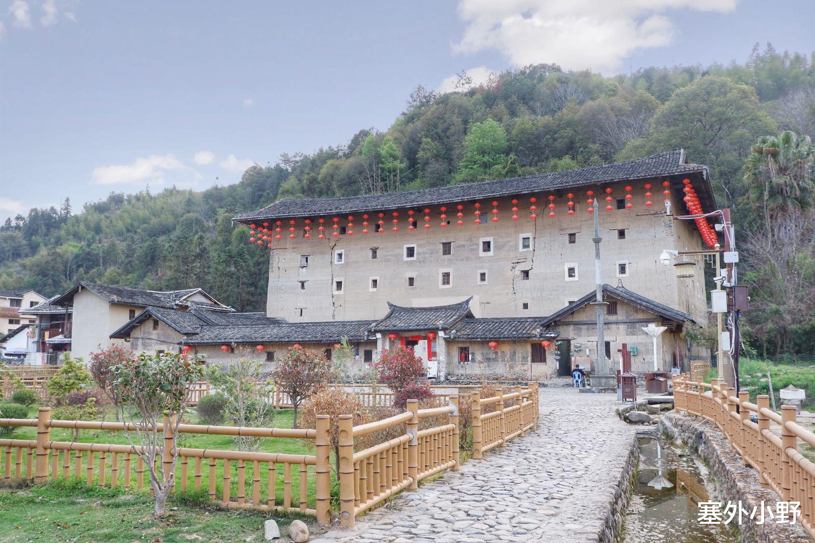 塞外小野 农村在沼泽地建楼倒塌,打了千根木桩,又建五层高楼,140个房间