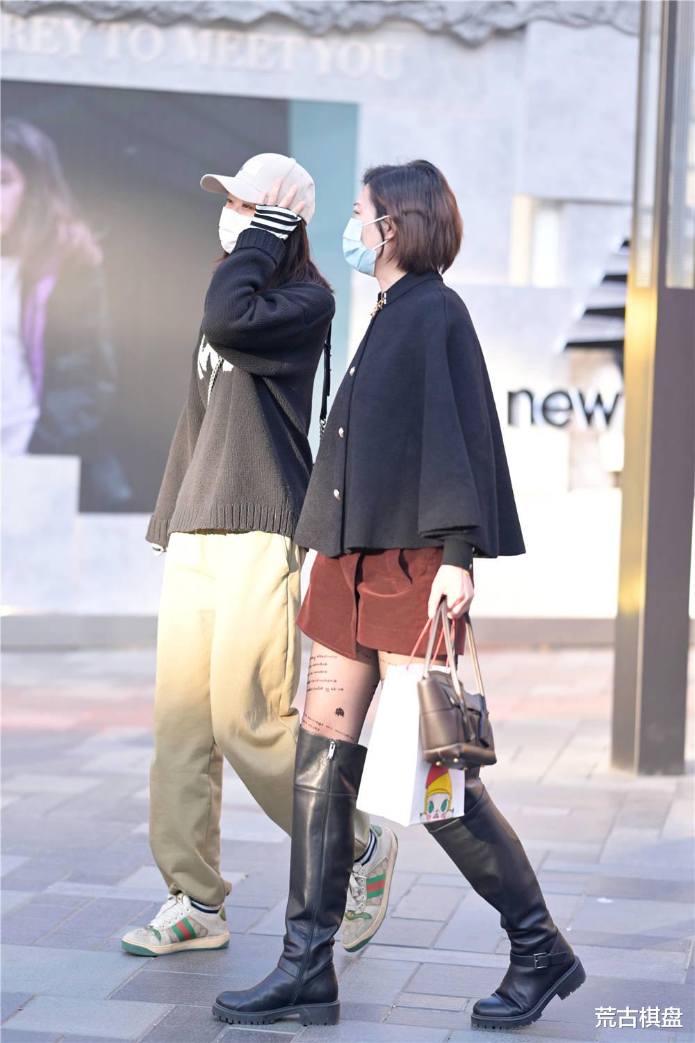 荒古棋盘 秋冬时节,选择黑色丝袜的姑娘很多,搭配长靴还是搭配短靴更好?