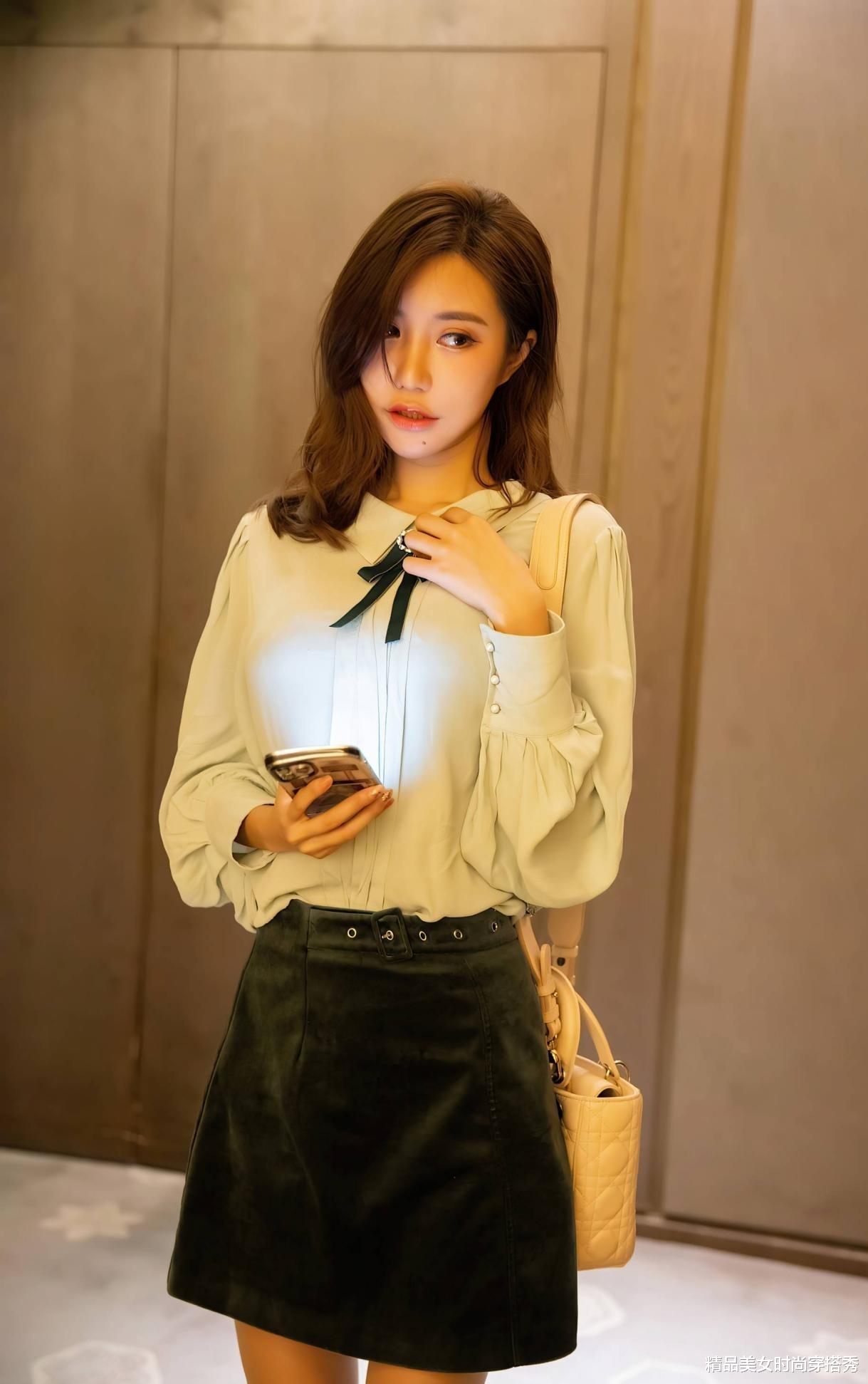 |浅绿色的衬衫知性温柔，下搭一条绿色的短裙，给人舒适的视觉感受