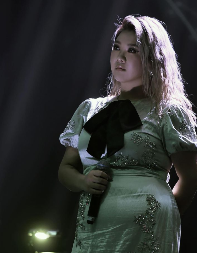 郑欣宜|郑欣宜获奖后曝祭拜亡母行程取消,坦言获父亲祝贺,郑少秋贴心嘱咐女儿