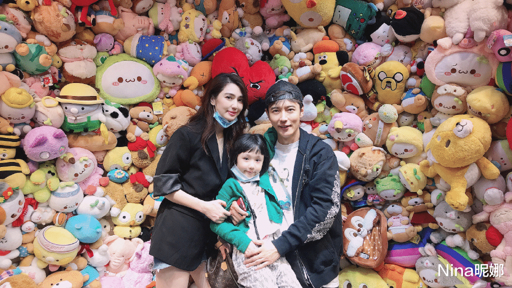 Nina昵娜|50岁洪欣真会闹腾,穿挂肩小黑裙秀身材,手推平板车载女儿太抢镜