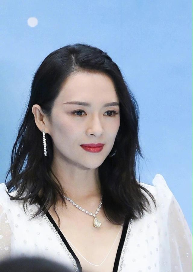 时尚风行派|汪峰演唱会高调秀恩爱！章子怡带女儿去现场，穿黑色雨衣太不显眼