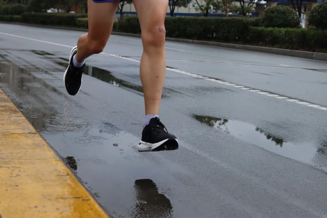 跑鞋|国产超弓虽防水跑鞋，YYDS!