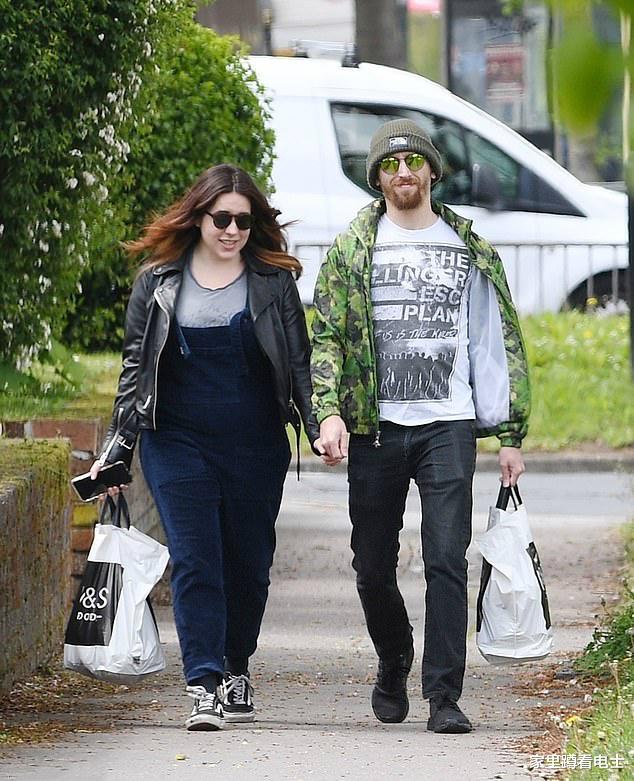 贝拉|阿汤哥女儿参加艺术展，被指没天赋靠拼爹，28岁朴素得不像星二代