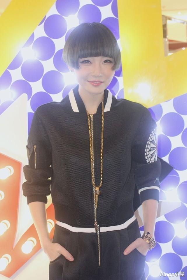 穿衣搭配|高晓松前妻身材纤细，气质短发配一身黑，和年轻女孩魅力没差距