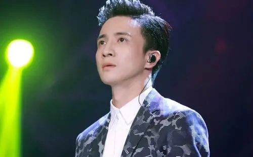 薛之谦|5位没“偶像包袱”的明星，邓超竟去路边贴膜，雷佳音是各种自黑