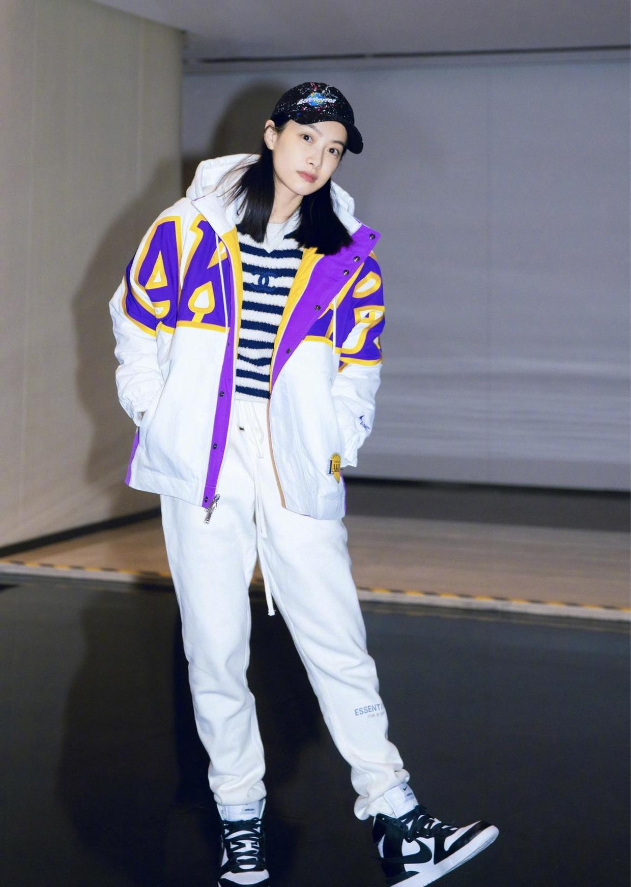 何有强 宋茜也太放得开了，穿黑色抹胸裙配网格披肩，一点不丑还挺潮