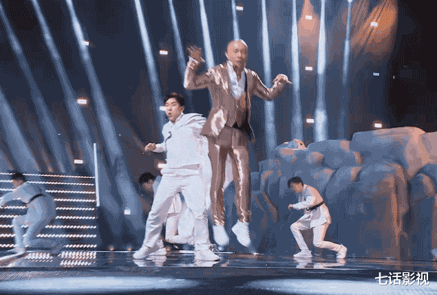 张卫健|《追光吧》话题王，6年只演一部剧的张卫健，为何仍能称霸热搜？