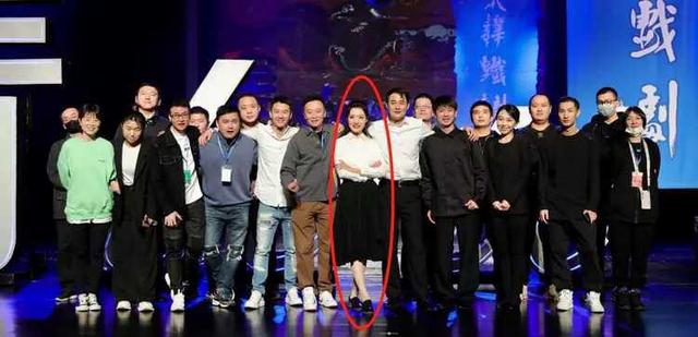 周涛|53岁周涛现身话剧演出，知性温婉，大气谦逊，被指气质碾压董卿