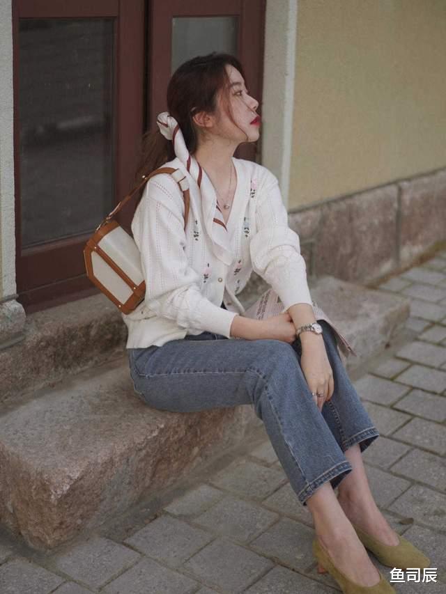 鱼司辰|秋天不穿裙子也很浪漫，针织开始搭配牛仔裤优雅大气，高级时髦