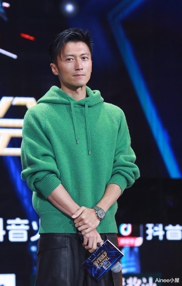 穿衣搭配|谢霆锋真是中年型男，印花毛衣配“乞丐裤”，看脸真不显老