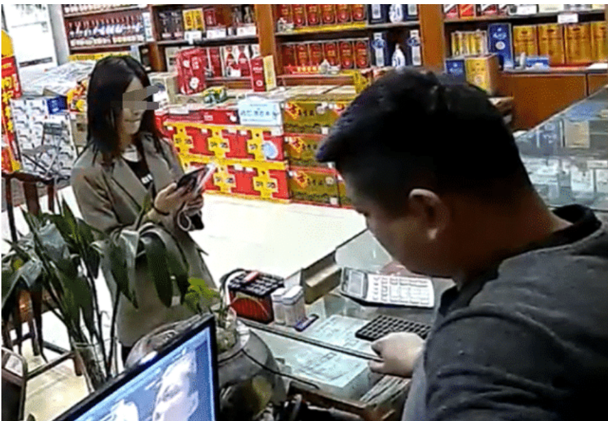 前方社会冲锋号 因多看了两眼美女,遭媳妇扇“嘴巴”攻击,男老板笑称:改不掉!