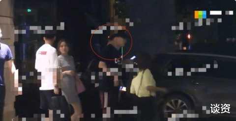 胡彦斌|胡彦斌与美女搭肩搂腰，深夜牵手同回酒店，网友：审美很固定啊