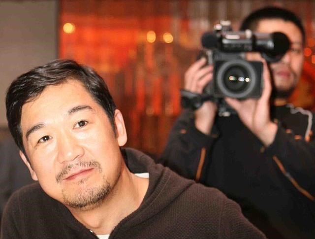 武汉|陈佩斯发在武汉演出后坐衔边休息吃东西的照片，评论区好评不断