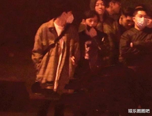 何炅|何炅被当街被2次抚摸脸！和男子十指相扣回酒店，网友：是gay也祝福