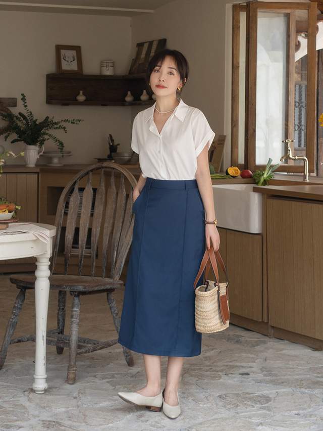 何有强|33岁的女性如何穿衬衫才时髦?搭配上牛仔裤和蓝色西装裤,超好看