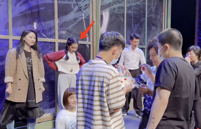 杨紫|何炅与多多话剧演出后拍照留念，多多俏皮何老师娃娃脸，意外有cp感