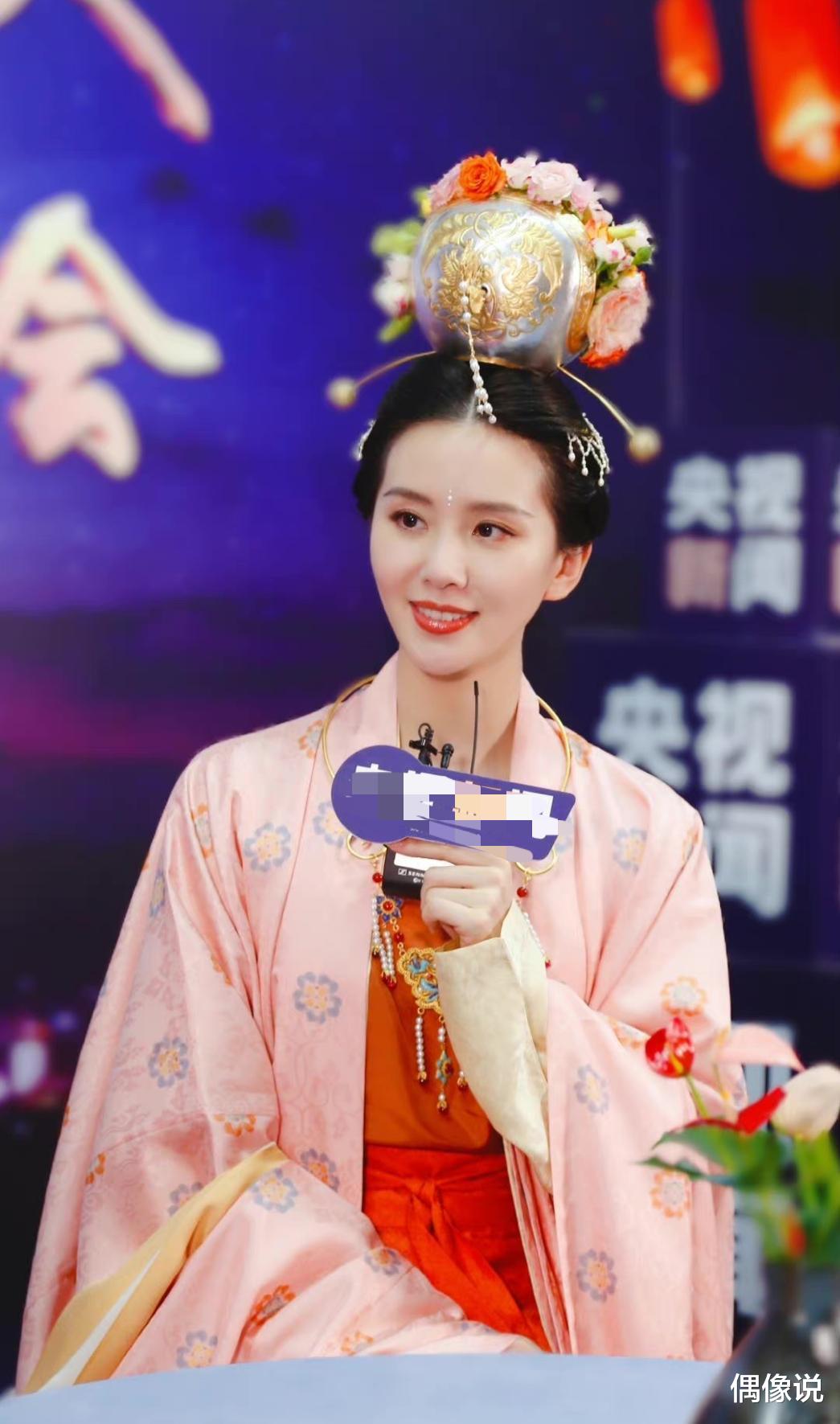 刘诗诗|辣妈刘诗诗晒迪士尼游玩照，穿粉色短袖戴可爱发饰，包包也很少女心