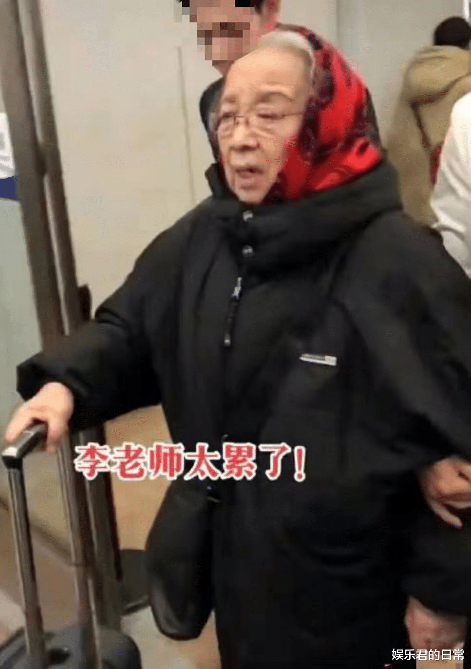 李明启|85岁李明启腿脚不便，被尼格买提贴心抱下台阶，健康状况引担忧