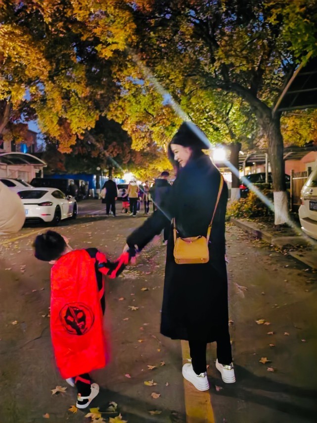 陈妍希|陈妍希和儿子合唱歌曲，5岁小星星正脸首曝光，五官像极陈晓