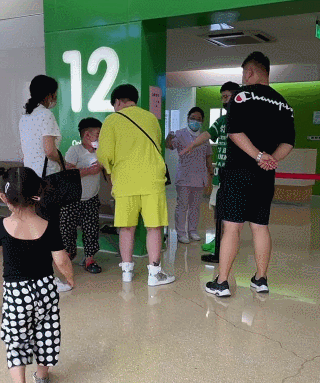 郭德纲|郭德纲老婆带小儿子去医院被偶遇，娘俩按规矩排队，四人贴身跟随