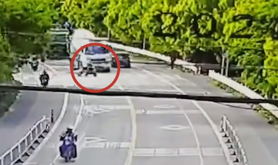 掌上社评 电动三轮车拐弯挤翻混凝土罐车致侧翻，电动车主被压车下，当场身亡