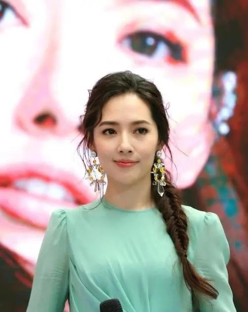 试色 郭碧婷换发型像换了个人，穿黑色连衣裙，37岁的年纪20岁的脸蛋
